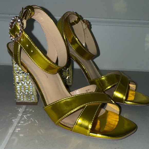 Glamorous Gold and Silver Women's Heels Betsy Johnson Size 7 - Picture 2 of 7